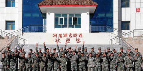 冬奥会闭幕式旗手脸上挂着泪痕,还有哪些中国军人的眼泪让你印象深刻?